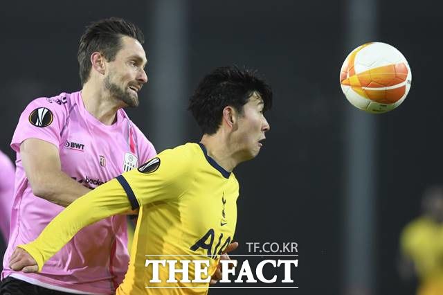 나를 막지 마! LASK 수비수 홀랜드와 경합을 벌이고 있는 손흥민./린츠=AP.뉴시스
