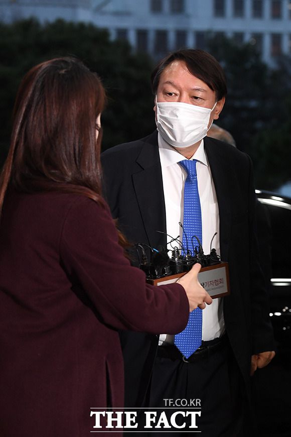 윤석열 검찰총장의 중대 비위혐의로 꼽힌 '재판부 사찰 문건'을 두고 현직 판사들이 본격적인 문제 제기에 나섰다. 이들은 오는 7일 열리는 전국법관대표회의에서 해당 문제에 대해 논의할 것을 제안했다. /남용희 기자