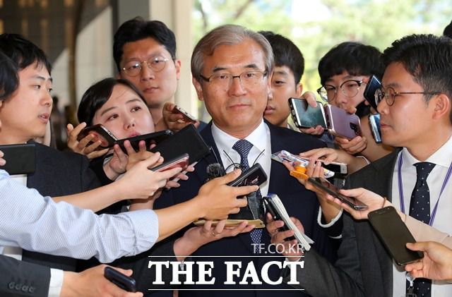 이민걸 전 법원행정처 기획조정실장이 지난 2018년 9월 서울중앙지검에 출석하며 취재진의 질문에 입을 닫고 있다. /뉴시스