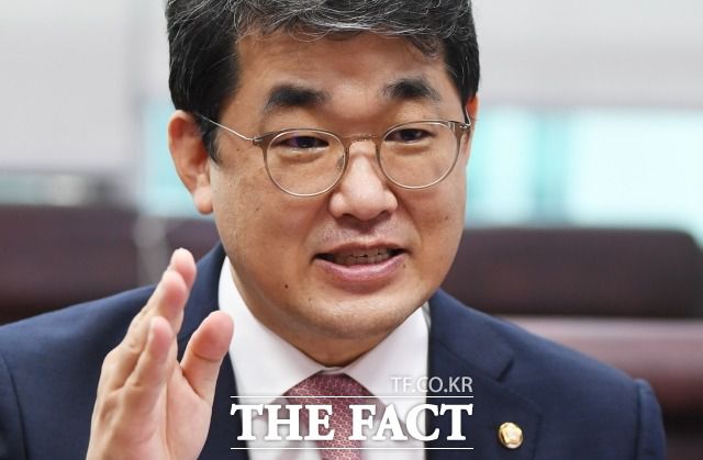 문재인 대통령이 4일 김현미(국토부), 진영(행안부), 박능후(복지부), 이정옥(여가부) 장관을 교체하는 개각을 단행한 가운데 배준영 국민의힘 대변인(사진)은 "국민이 교체를 원했던 추미애(법무부), 강경화(외교부), 홍남기(기재부) 장관은 빠진 국면 전환용 오기 개각"이라고 비판했다. /이새롬 기자