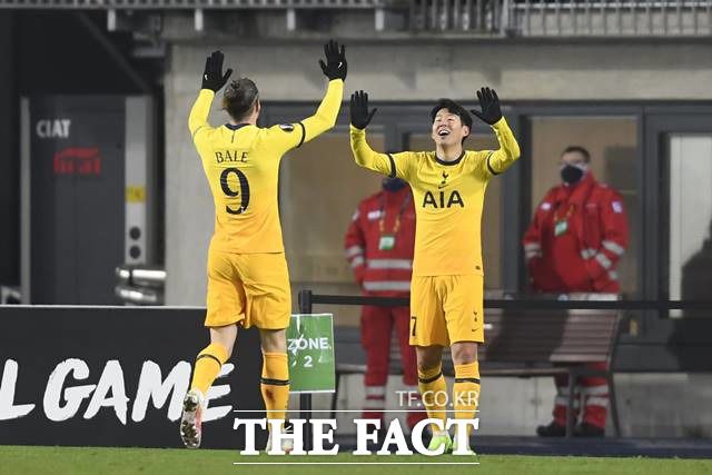 토트넘 손흥민(오른쪽)이 4일 LASK 린츠와 유로파리그 J조 5차전 후반 역전골을 넣은 뒤 가레스 베일의 축하를 받고 있다./린츠(오스트리아)=AP.뉴시스