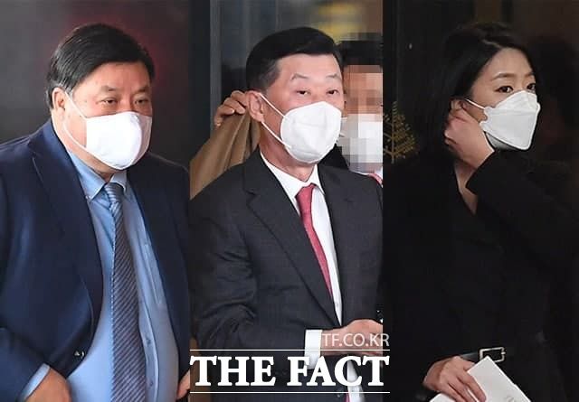 김대헌 대표와 김민형 전 아나운서의 결혼식에는 정‧재계 인사와 방송사 아나운서들이 하객으로 참석했다. 사진은 왼쪽부터 서정진 셀트리온 회장, 김홍국 하림그룹 회장, 배현진 국민의힘 의원. /이새롬 기자