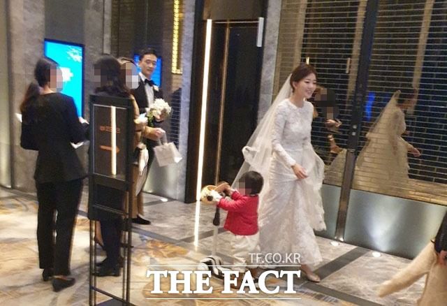 김대헌 호반건설 대표와 김민형 전 SBS 아나운서(오른쪽)가 5일 정오 서울 종로구 새문안로 소재 포시즌스 호텔 서울에서 결혼식을 진행했다. /윤정원 기자