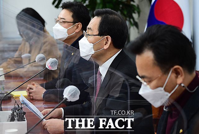 주호영 국민의힘 원내대표가 6일 국회에서 '별장 성접대 의혹' 등으로 기소된 김학의 전 법무부 차관에 대한 법무부의 불법사찰 의혹 공익제보 관련 긴급 기자회견을 갖고 있다. /이새롬 기자