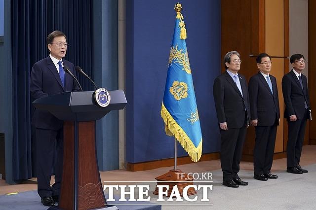 문재인 대통령이 지난 5월 10일 청와대 춘추관 대브리핑실에서 대통령 취임 3주년 특별연설을 하는 모습. /청와대 제공