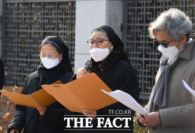 천주교 정의구현사제단 '검찰개혁을 촉구하는 천주교 사제·수도자 3951인 선언'이 7일 오전 서울 서초구 대검찰청 정문앞에서 열리고 있다. /임세준 기자