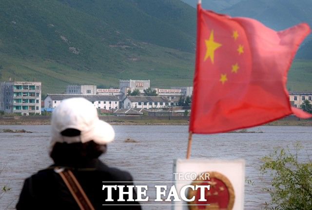 북한이 북중무역, 국경밀수 등을 통한 경제활동을 되살릴려면 백신 확보가 필수적이다. 우리 정부가 백신 공급 지원 의사를 밝힌 상황에서 북한이 손을 내밀지 귀추가 주목되고 있다. 중국 지린성 투먼시 두만강나루터에서 중국인들이 북한지역을 바라보고 있는 모습. /뉴시스