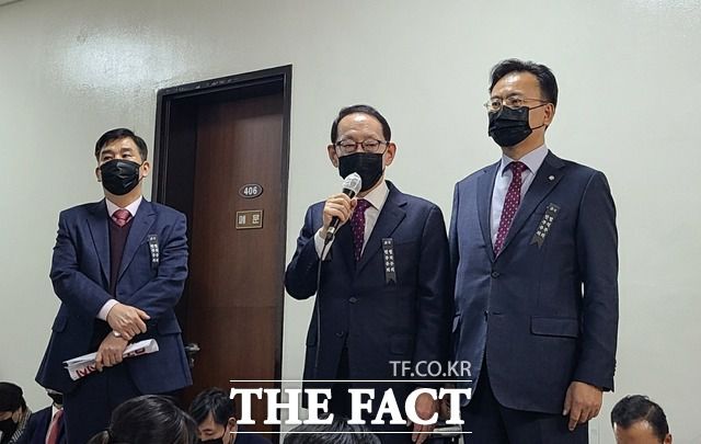 7일 국회 법제사법위원회 소속 김도읍 국민의힘 의원(가운데)은 더불어민주당의 단독 소위 개최에 대해 "민주당 술책에 농락당했다"고 비판했다. /국회=문혜현 기자