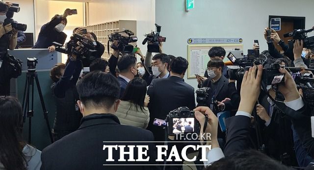 국민의힘 의원들은 소위 회의실로 입장하는 민주당 의원들을 향해 "합의파기 날치기 처리 의회독재 막아내자"고 구호를 외쳤다. /문혜현 기자