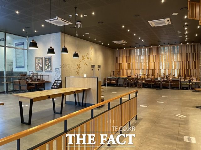 거리두기 2.5단계에서는 50명 이상의 모임·행사가 금지되고 주요 다중이용시설은 오후 9시 이후 문을 닫는다. /문수연 기자