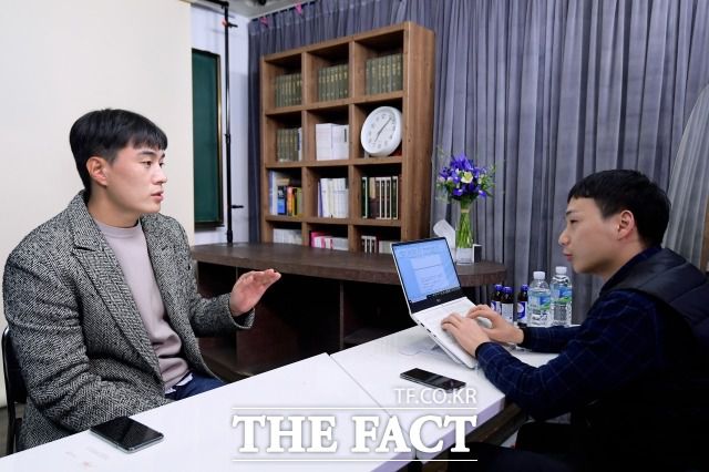 박유성 씨는 현재 대출을 받아서 전셋집에서 살고 있다고 했다. 그러면서 "'내 집 마련'은 아득한 이야기처럼 들린다. 통일보다 더 어려운 것 같다"고 씁쓸하게 말했다. 더팩트와 인터뷰하는 박 씨. /이선화 기자