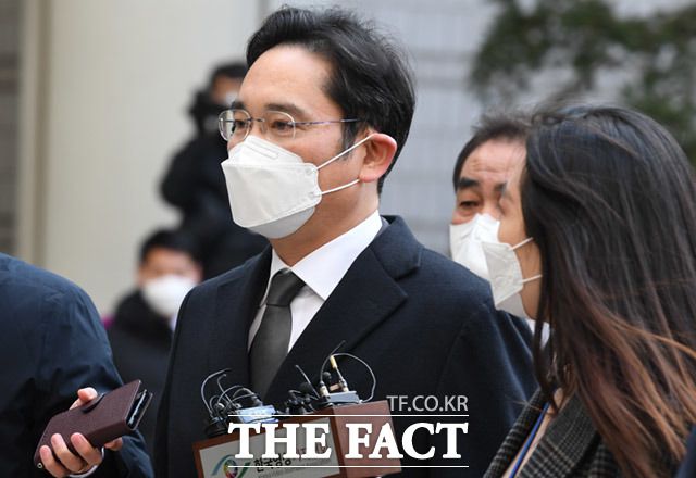 이재용 삼성전자 부회장의 '국정농단 사태' 연루를 계기로 출범한 삼성 준법감시위원회에 대한 첫 평가가 나왔다. 사진은 7일 오후 서울고법에서 열린 파기환송심 속행 공판에 출석한 이 부회장의 모습. /임세준 기자