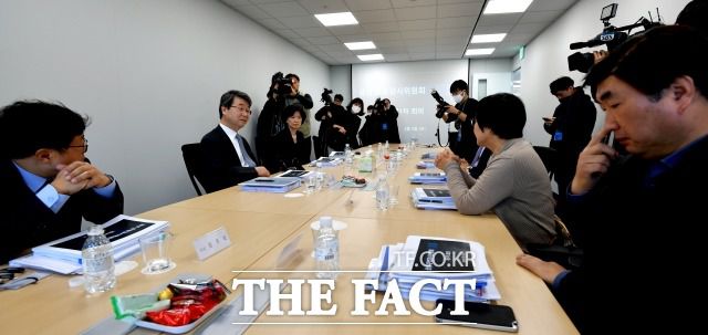 이재용 삼성전자 부회장의 '국정농단 사태' 연루를 계기로 출범한 삼성 준법감시위원회에 대한 첫 평가가 나왔다. 사진은 지난 2월 서울 서초구 삼성생명 서초타워에서 열린 준법감시위의 첫 회의. /이덕인 기자