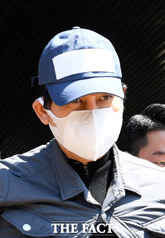 김봉현 전 스타모빌리티 회장이 폭로한 '검사 술접대 의혹'과 관련해 현직 검사 1명과 검사 출신 변호사가 재판에 넘겨졌다. 접대금액이 100만원 미만인 나머지 검사 2명은 기소되지 않았지만, 감찰할 방침이다. /임영무 기자