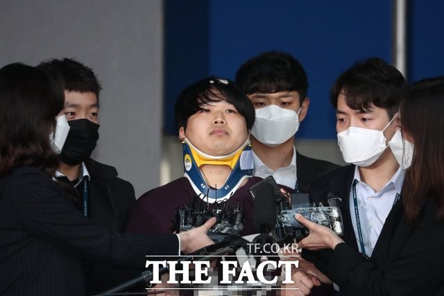 강훈 측은 만 17세 나이로 조주빈을 만나, 조주빈의 협박에 시달리며 그의 범행에 가담한 점을 참작해 달라고 주장했다. 사진은 지난 3월 서울 종로경찰서에서 서울중앙지검으로 호송되는 조주빈의 모습. /김세정 기자