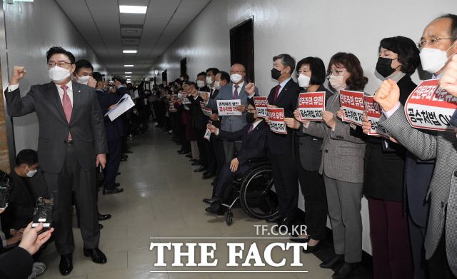 7일 더불어민주당은 단독 소위를 열고 공수처법 개정안을 강행 처리하려 했다. 이에 법사위 소위 회의실 앞에 모여든 국민의힘 의원들은 민주당을 규탄하며 피켓 시위를 이어갔다. /국회사진취재단