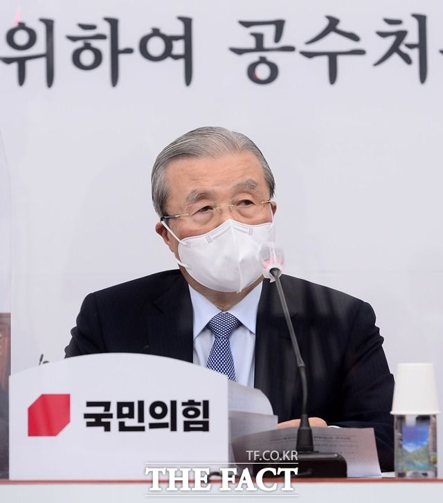 김종인 국민의힘 비상대책위원장은 7일 오전 국회에서 열린 당 비상대책위원회의 직후 기자들과 만난 자리에서 "(이명박·박근혜 전 대통령 과오 대국민 사과에 대한) 당내 반발을 어느 정도 알고 있지만, 거기에 크게 구애받지 않을 것"이라며 본인 뜻대로 조만간 대국민 사과를 강행하겠다고 밝혔다. 김 위원장이 이날 오전 회의에서 발언하는 모습. /국회사진취재단