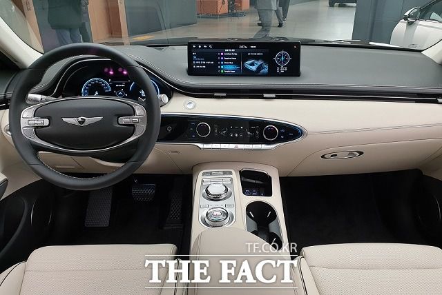 GV70의 실내는 스티어링휠과 각종 버튼, 시트의 마감재 곳곳에서 세련미와 고급스러운 감성이 묻어난다. /용인=서재근 기자