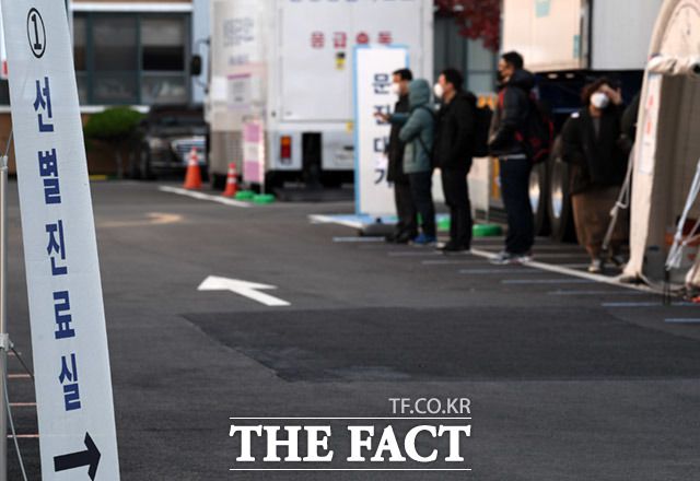 앞으로 서울 시민은 시립병원 외에 자치구 보건소에서도 증상이 없어도 무료로 신종 코로나바이러스 감염증(코로나19) 검사를 받을 수 있다. 11월23일 오전 서울 중구 국립중앙의료원 선별진료소에서 시민들이 검사를 기다리고 있다. /임세준 기자