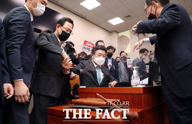8일 법사위 전체회의에서 고공처법 개정안을 통과시키려 하자 국민의힘 의원들이 육탄저지하는 모습. /국회사진취재단