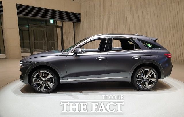 GV70의 측면은 메르세데스-벤츠의 'GLC 쿠페', BMW의 'X4'와 같이 쿠페형 디자인을 적용했다.