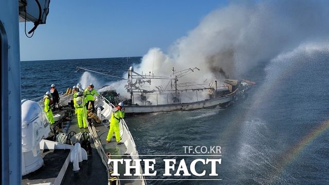 지난 9월 27일 전북 군산시 어청도 인근해상에서 7.93t급 어선에서 화재가 발생해 군산해경이 진화하고 있는 모습. /군산해경 제공