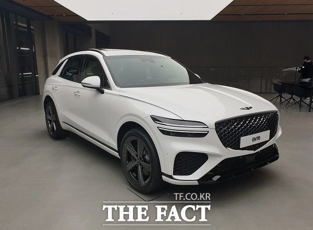 제네시스는 이번 GV70에 스포츠 전용 휠 등이 적용된 스포츠 패키지를 별도 운영한다. /용인 서재근 기자