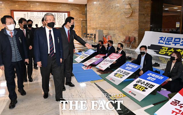 국민의힘 김종인 비상대책위원장(왼쪽에서 네 번째)과 주호영 원내대표(왼쪽에서 다섯 번째)가 9일 오전 서울 여의도 국회 로텐더홀에서 릴레이 철야 농성 중인 국민의힘 의원들을 격려하고 있다. /국회=남윤호 기자