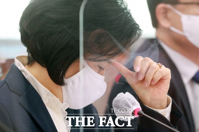 4선 중진을 지낸 박영선 중소벤처기업부 장관은 원내 경험 뿐 아니라 최근 우수한 장관직 수행으로 신뢰를 얻고 있다. 다만 당내 지지기반이 약하다는 목소리가 있다. 지난달 26일 국회에서 열린 산업통상자원중소벤처기업위원회 전체회의에 참석한 박 장관. /남윤호 기자