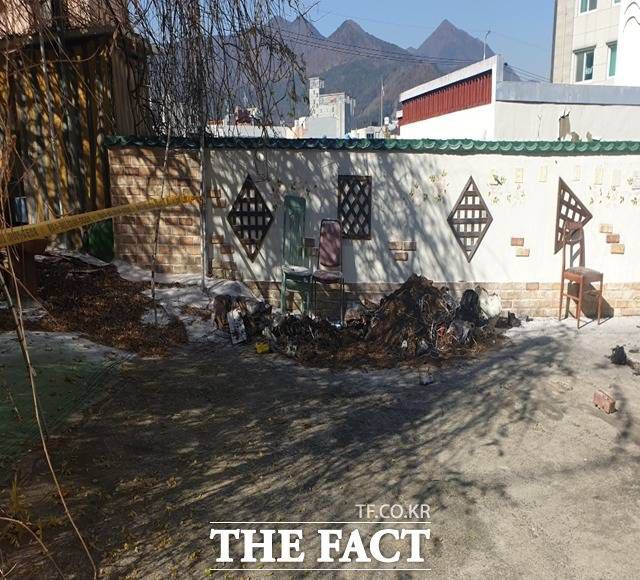 경남 양산의 한 재개발구역 내 폐교회 마당 쓰레기더미 속에서 60대 여성으로 추정되는 사체가 심하게 훼손된 상태로 발견돼 경찰이 조사를 진행 중이다. 사진은 사건현장 모습. /양산=강보금 기자