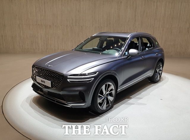 제네시스가 브랜드 두 번째이자 첫 중형급 SUV 'GV70'을 최초 공개했다. /용인=서재근 기자