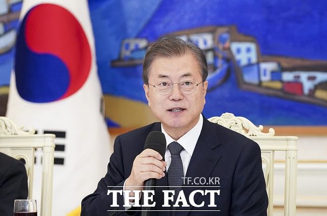 문재인 대통령이 9일 청와대 국가위기관리센터에서 수도권 방역상황 긴급 점검회의를 주재하고 "코로나의 긴 터널의 끝이 얼마 남지 않았다"면서 국민에게 방역 수칙을 철저히 지키며 조금만 더 힘을 내달라고 당부했다. /청와대 제공