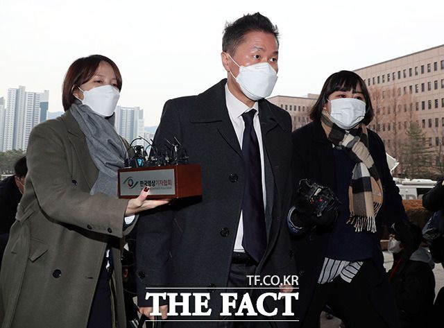 윤석열 총장 측 증인으로 신청된 박영진 울산지방검찰청 형사2부장 법무부 청사로 들어서고 있다.