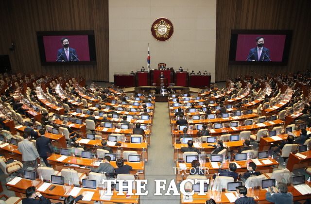 10일 공수처법 통과를 앞두고 국민의힘이 필리버스터를 신청하며 여야가 대치했다. 9일 국회 본회의에서 고위공직자범죄수사처 설치 및 운영에 관한 법률 일부개정법률안(대안)에 대한 무제한 토론(필리버스터)을 하고 있는 김기현 국민의힘 의원(가운데). /국회사진기자단