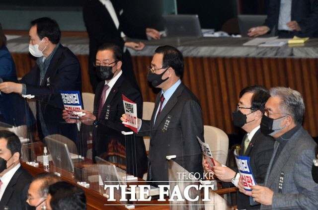 공수처법 개정안이 통과되자 국민의힘 의원들은 피켓을 들고 규탄 구호를 외쳤다. 국민의힘은 이후 이뤄진 표결에 대부분 불참했다. /국회사진취재단