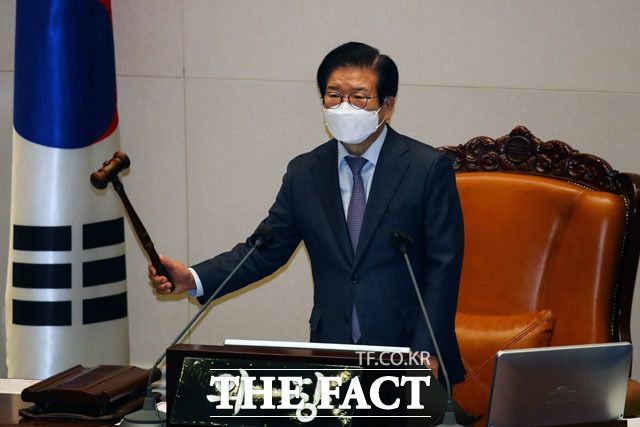 10일 본회의에서 민주당이 필리버스터 저지선을 확보(180석 이상)하면 공수처법이 우선 처리될 전망이다. 9일 본회의 개의 알리는 박병석 의장. /국회=남윤호 기자