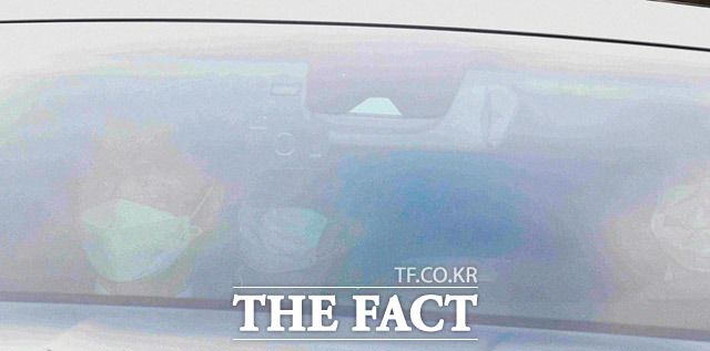 10일 오전 서울 서초구 대검찰청 청사로 들어서는 윤석열 검찰총장(가운데)