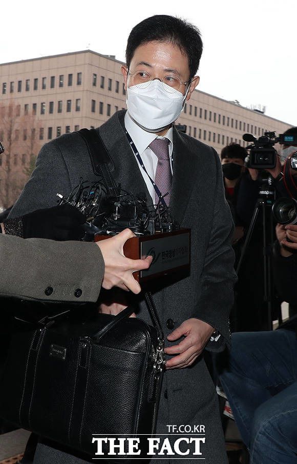 윤석열 총장 측 증인으로 신청된 손준성 대검찰청 수사정보정책관이 법무부 청사로 들어서고 있다.