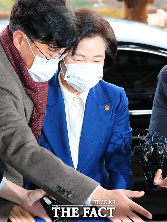 10일 오전 경기도 과천 법무부 청사로 출근하고 있는 추미애 장관