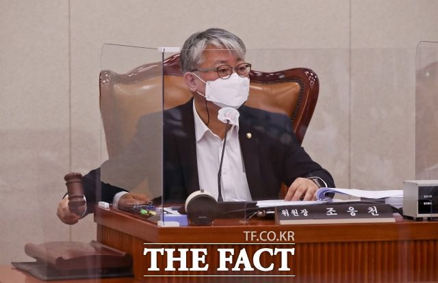 10일 공수처법 개정안 표결에 투표하지 않은 조응천 더불어민주당 의원을 향해 당내 비판이 쇄도하고 있다. 지난달 24일 국회에서 열린 국토교통위원회 법안심사소위에 참석한 조 의원. /남윤호 기자