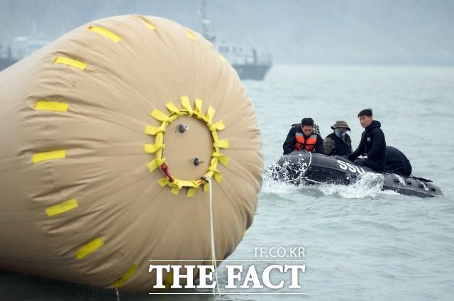 세월호 참사 당시 수색 구조 작업을 한 민간 잠수업체의 구조 비용을 국가가 부담해야한다는 법원의 판단이 나왔다. /임영무 기자