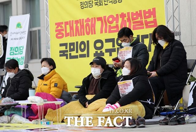 고 김용균씨 어머니 김미숙 씨, 고 이한빛 씨 아버지 이용관 씨 등과 정의당 지도부가 11일 중대재해기업처벌법 제정을 촉구하며 국회 본청 앞에서 단식농성을 하고 있다. /국회사진취재단