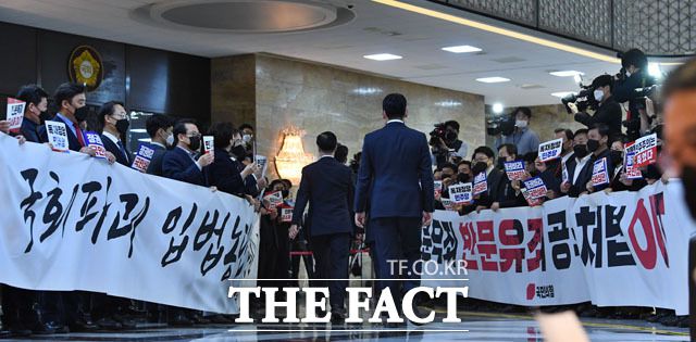 국민의힘과 정의당 등 야당이 다수의 힘을 과시 중인 더불어민주당에 이렇다할 힘 한번 써보지 못한 채 끌려다니는 형국이다. 지난 10일 국민의힘 의원들은 본회의장 입구에서 여당 의원들을 향해 "위선정권 막장정치 민주당에 경고한다" 등의 구호를 외치고 있다. /남윤호 기자