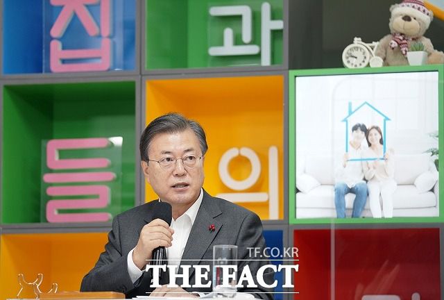 문 대통령은 동탄 행복주택 단지에서 열린 '살고 싶은 임대주택' 보고회에서 "청년과 신혼부부, 노인과 장애인, 저소득층과 같은 주거 취약계층을 위한 공공임대주택 공급은 국가가 가장 우선해야 할 책무"라고 강조했다. /청와대 제공