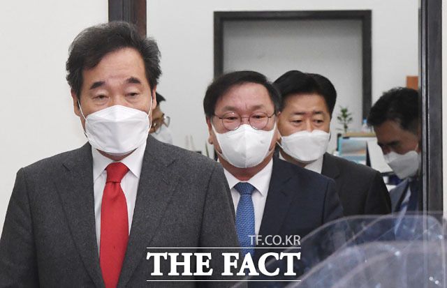 민주당은 이번 주부터 '개혁입법 과제 완수'에서 '코로나19 위기 극복'으로 중점 의제 전환을 시도 중이다. 이런 가운데 윤 의원 언행은 당내에서도 부적절하다는 지적이 나왔다. 14일 국회 최고위원회의에 참석하고 있는 이낙연 더불어민주당 대표와 김태년 원내대표(두 번째). /국회=남윤호 기자