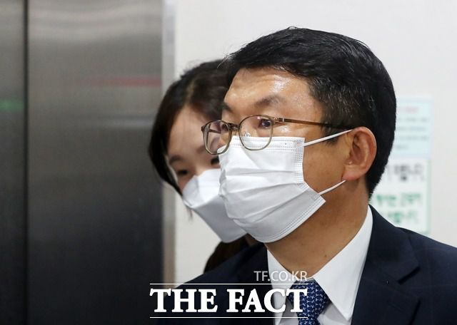 김석균(오른쪽) 전 해양경찰청장이 10월 서울중아지법에서 열린 1차 공판에 출석하며 취재진의 질문에 답하지 않고 법정에 들어가고 있다. /뉴시스