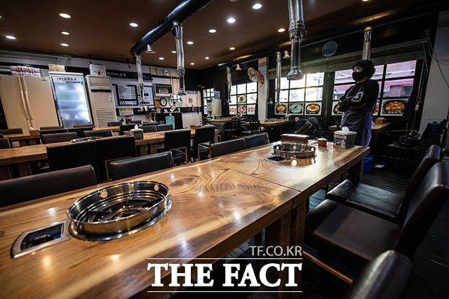 자영업자들이 올해 상반기에 대출받은 돈이 70조 원을 넘은 것으로 나타났다. 사진은 지난 4일 서울 성북구의 한 식당의 모습. /이동률 기자