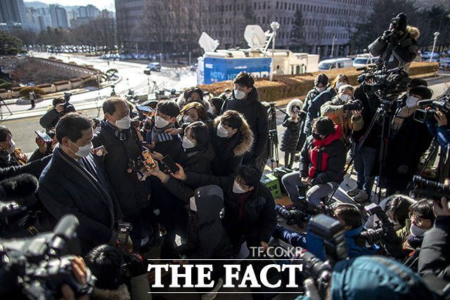 윤석열 검찰총장에 대한 2차 검사 징계위원회가 열리는 15일 오전 윤석열 검찰총장 측 변호인인 이완규 변호사가 경기도 과천 정부과천청사 법무부로 들어가며 취재진의 질문에 답하고 있다./과천=배정한 기자