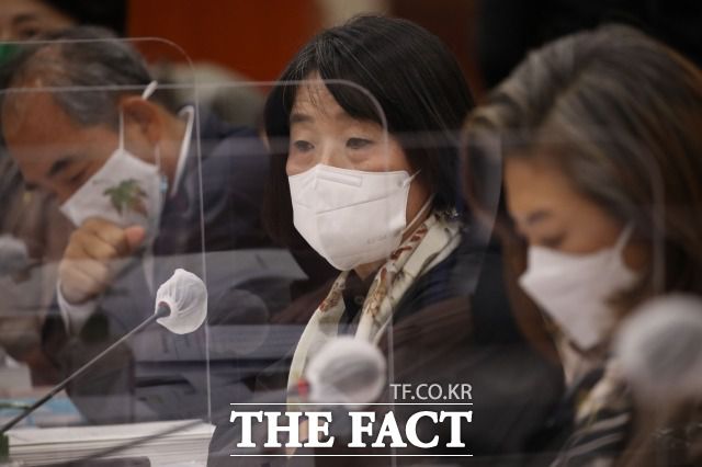 코로나19 확진자가 급증하는 가운데 지인들과 '와인 모임'을 가진 윤미향 더불어민주당 의원에 대한 비난 여론이 가라앉지 않고 있다. 10월 19일 국회 환노위에 참석한 윤 의원. /이새롬 기자