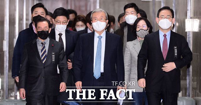 국민의힘 김종인 비상대책위원장(가운데)과 주호영 원내대표(오른쪽) 등 당 지도부 인사들이 14일 오전 국회에서 열린 비상대책위원회의에 참석하고 있다. /남윤호 기자